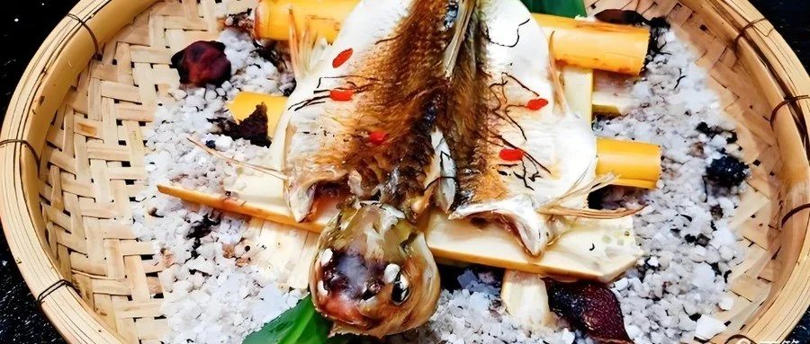 茶蔗熏鲮鱼成菜：外皮微焦的鲮鱼，熏制时以茶叶铺底、甘蔗垫上、粗盐导热