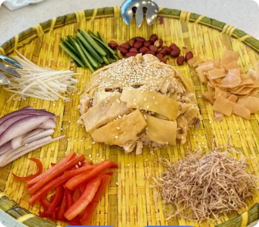 顺德风生水起捞鸡，手撕鸡肉撒芝麻，四周环绕花生、洋葱、红椒、芋丝等配料