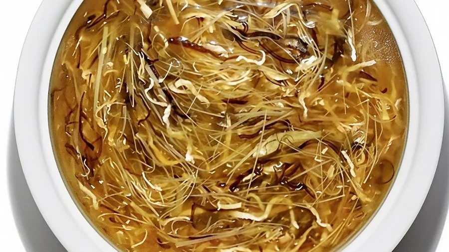 太史五蛇羹:白瓷盅里琥珀色的羹汤,蛇肉手撕成丝,配花胶丝、冬笋丝、冬菇丝等