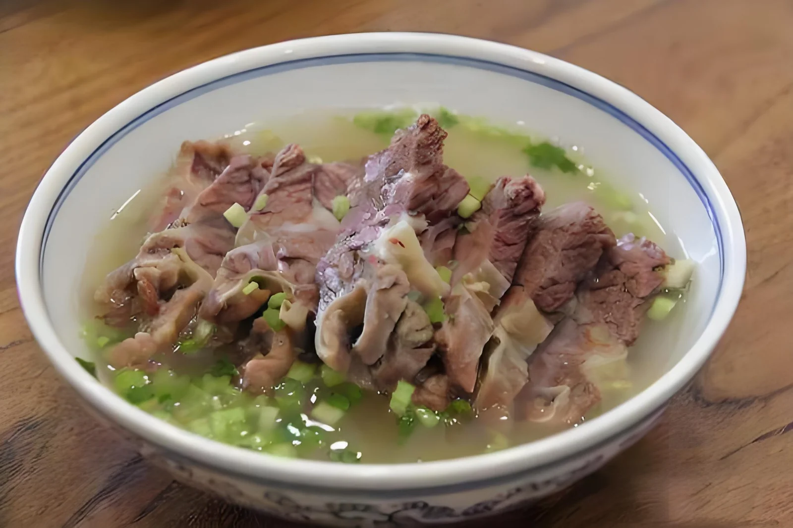 清汤腩：崩沙腩切片，半透明的筋膜夹着瘦肉，汤清、葱花翠绿
