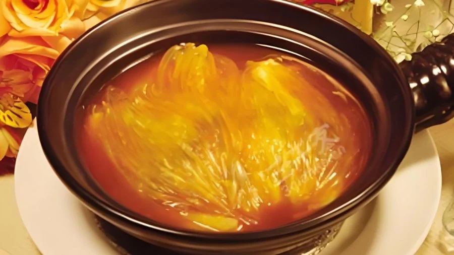 祖庵鱼翅（红煨鱼翅）：深色瓦煲盛着琥珀色的浓汤与鱼翅，谭延闿最爱的家宴菜