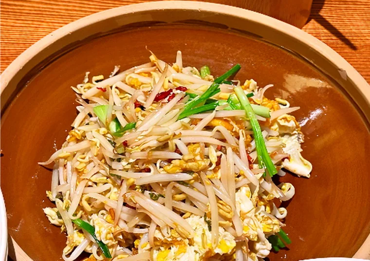 田小狗的胖豆芽炒鸡蛋:陶土大盆盛装,豆芽粗壮茎短、蛋炒得碎而干爽,只放两三片干辣椒,主角是青蒜段