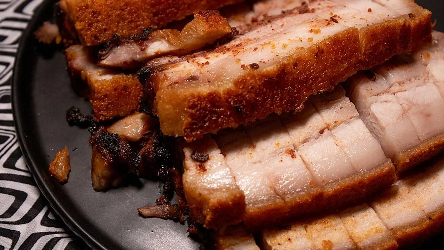 脆皮烧肉,爆皮金黄、肥瘦层次分明